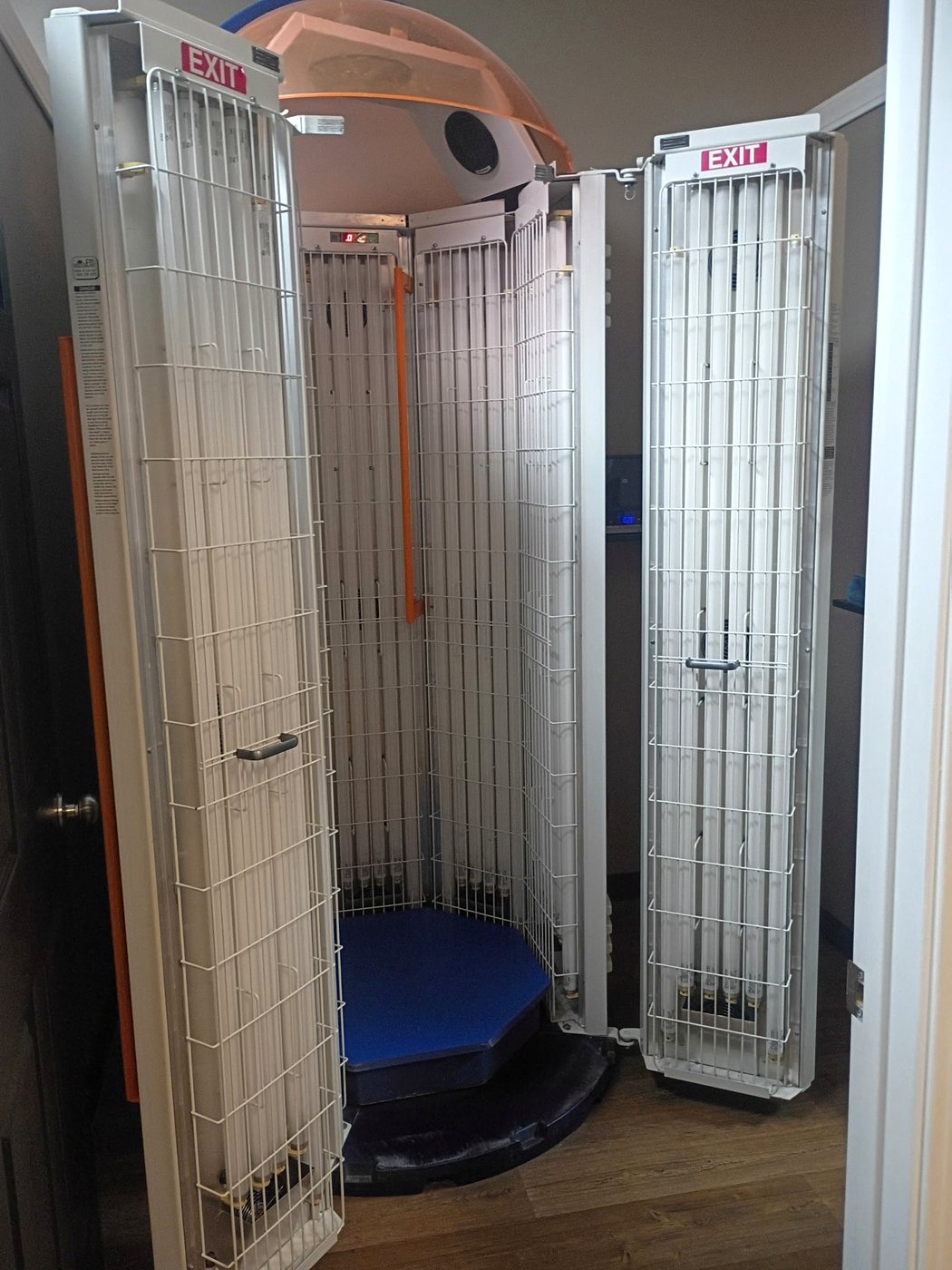 Stand-up tanning booth