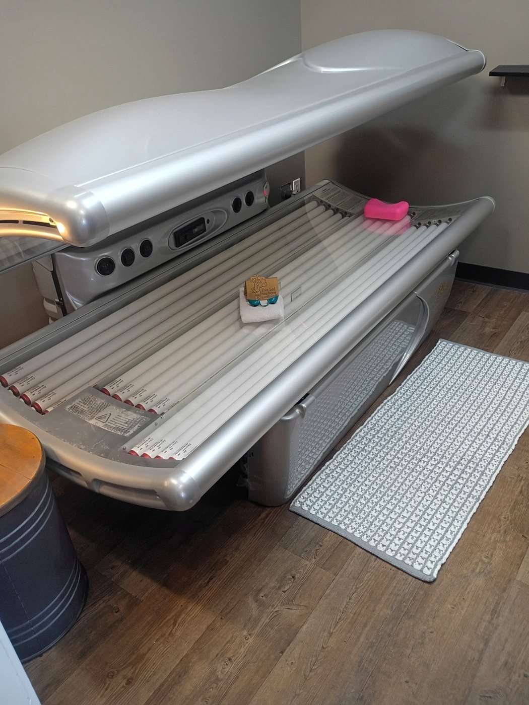 Clean private tanning room